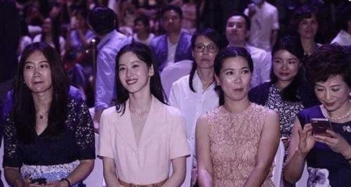 和明星网红合影同框,捕捉星光熠熠的合影瞬间