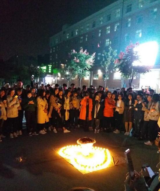 娱乐吃瓜求婚,他竟然用这种方式向女友求婚!